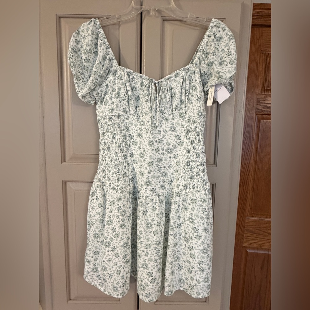Hollister Smocked Babydoll Romper Dress Floral Light Sage Green Women’s Sm NWT - Picture 2 of 8